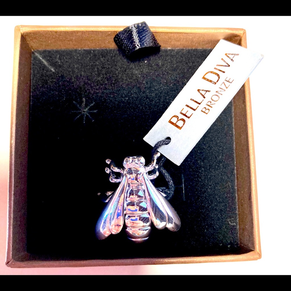 NWT Bella Diva Bee ring. Size 7